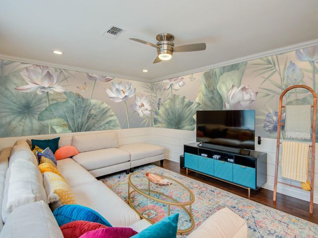 5902 Hummingbird Street, Houston, TX 77096