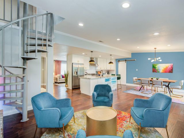 5902 Hummingbird Street, Houston, TX 77096