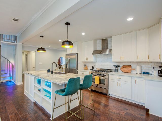 5902 Hummingbird Street, Houston, TX 77096