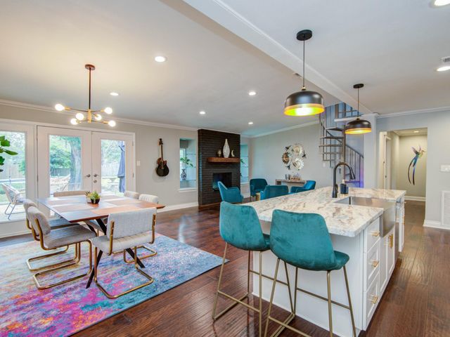 5902 Hummingbird Street, Houston, TX 77096