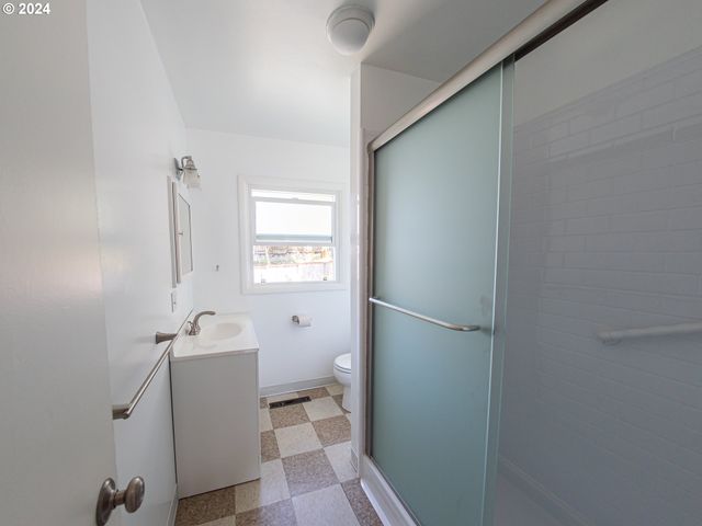 -1 Se TIBBETTS St, Portland, OR 97206