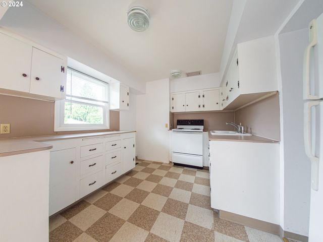 -1 Se TIBBETTS St, Portland, OR 97206