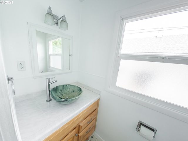 -1 Se TIBBETTS St, Portland, OR 97206