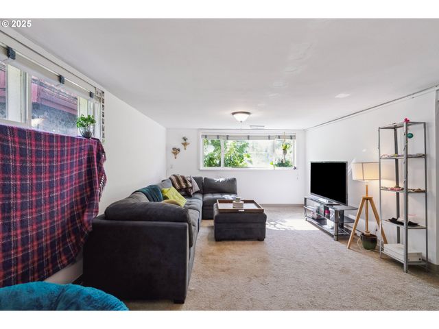 -1 Se TIBBETTS St, Portland, OR 97206