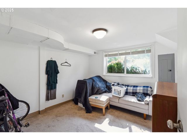 -1 Se TIBBETTS St, Portland, OR 97206