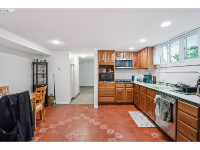 -1 Se TIBBETTS St, Portland, OR 97206