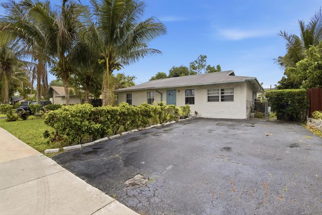 8230 SW 4th Place, North Lauderdale, FL 33068