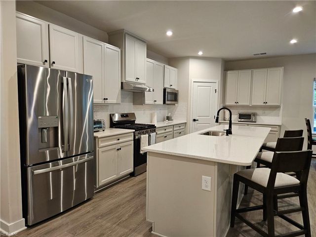 2213 Mainsail DR, Carrollton, VA 23314
