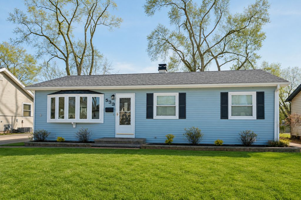533 Bobby Lane, Mundelein, IL 60060