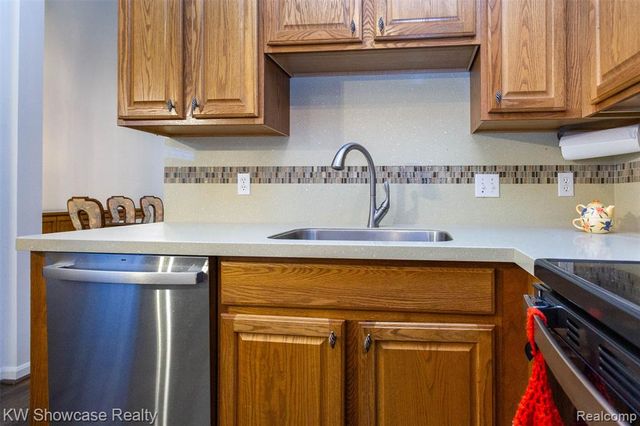 5726 Pinecroft Court 44, Clawson, MI 48346