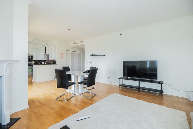 100 N Hermitage Avenue 716, Chicago, IL 60612