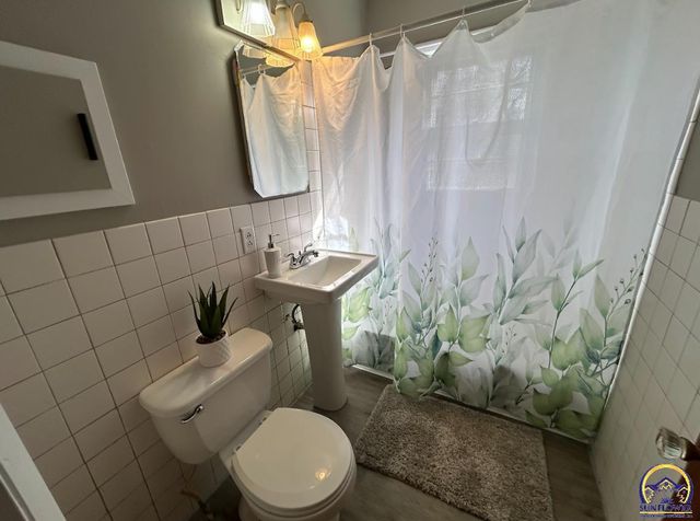 1804 SW McAlister AVE, Topeka, KS 66604