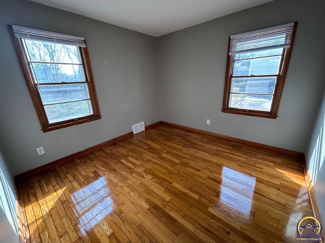 1804 SW McAlister AVE, Topeka, KS 66604