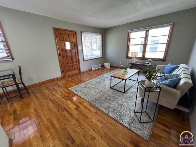 1804 SW McAlister AVE, Topeka, KS 66604