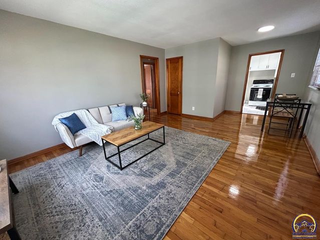 1804 SW McAlister AVE, Topeka, KS 66604