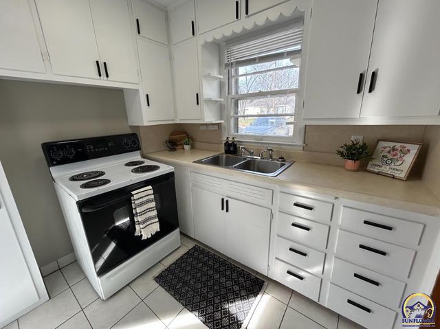 1804 SW McAlister AVE, Topeka, KS 66604