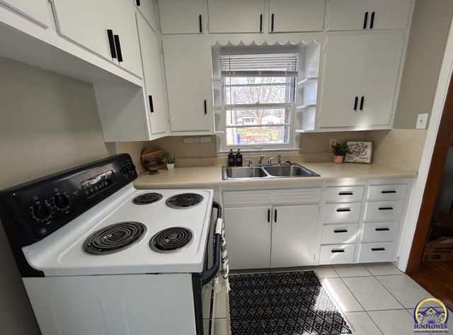 1804 SW McAlister AVE, Topeka, KS 66604