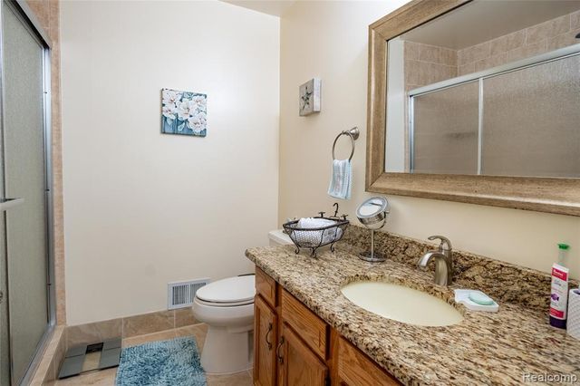 5568 Seabreeze Lane, Sterling Heights, MI 48310