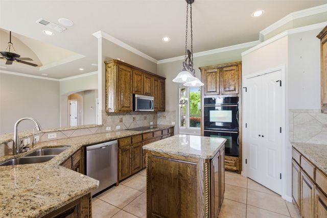 6900 Breezy Bluff Court, Fort Worth, TX 76126