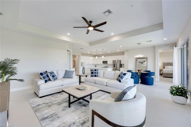 273 Indies DR E # 202, Naples, FL 34114