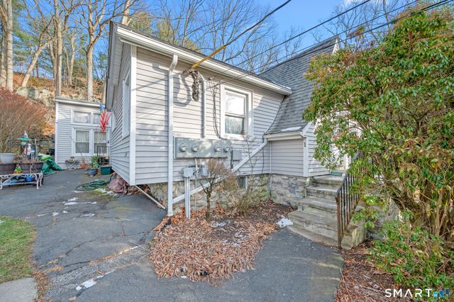 10 Old Waterbury Road, Middlebury, CT 06762