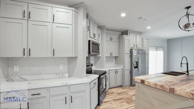 789 Hires Road, Jesup, GA 31545