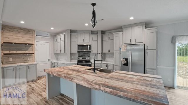 789 Hires Road, Jesup, GA 31545