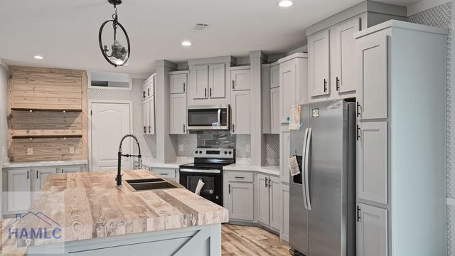 789 Hires Road, Jesup, GA 31545