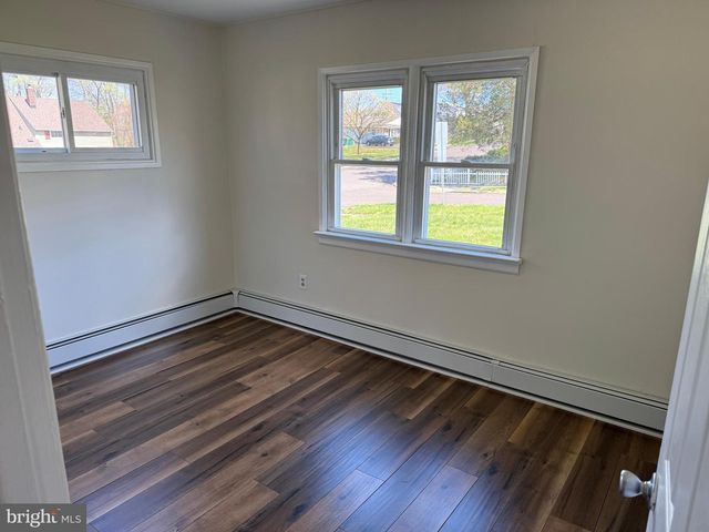 67 HORSESHOE LN, Levittown, PA 19055