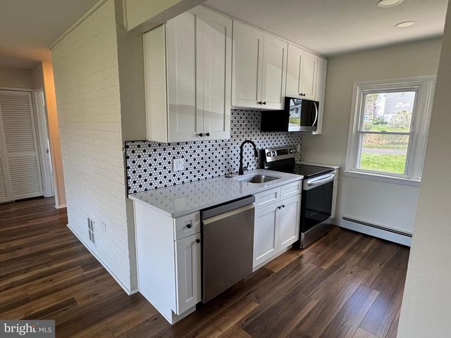 67 HORSESHOE LN, Levittown, PA 19055