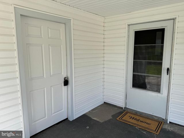 67 HORSESHOE LN, Levittown, PA 19055