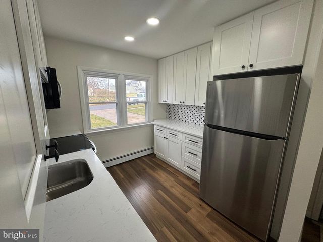 67 HORSESHOE LN, Levittown, PA 19055