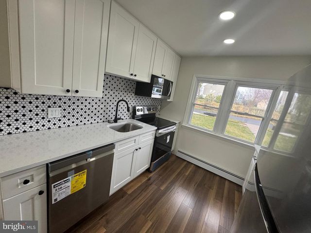 67 HORSESHOE LN, Levittown, PA 19055