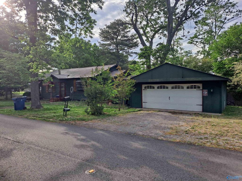 901 Snowden Drive, Boaz, AL 35957