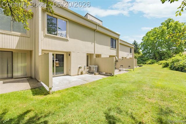 39455 Country Lane, Novi, MI 48375