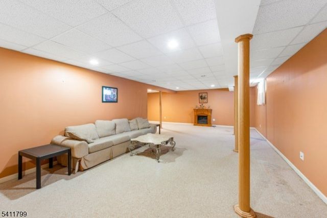 20 Windjammer Dr, Jefferson Twp., NJ 07849