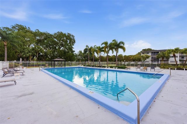 1201 Hillcrest Ct 209, Hollywood, FL 33021