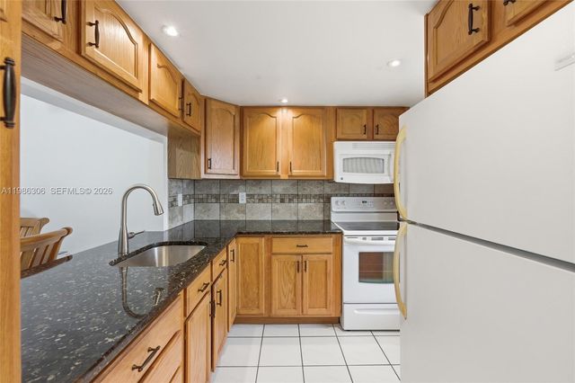 1201 Hillcrest Ct 209, Hollywood, FL 33021