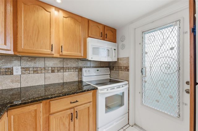 1201 Hillcrest Ct 209, Hollywood, FL 33021