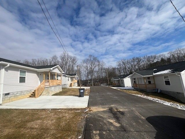 225 Iris Ln, Crossville, TN 38555