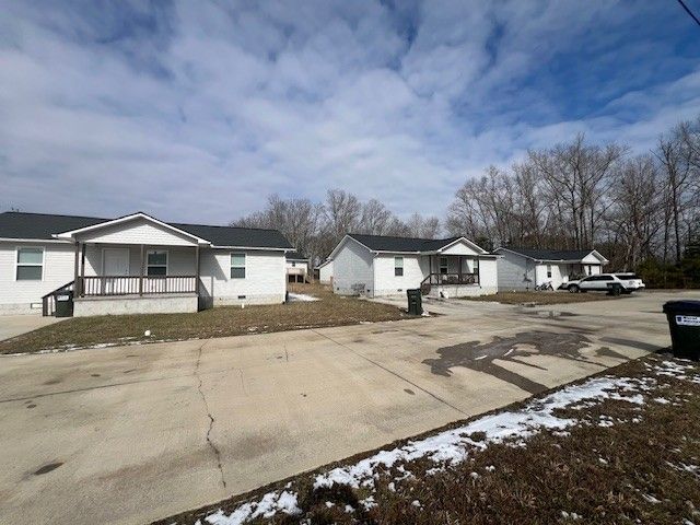 225 Iris Ln, Crossville, TN 38555