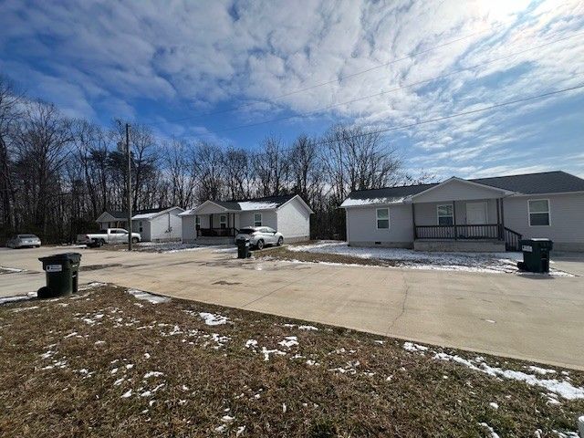 225 Iris Ln, Crossville, TN 38555