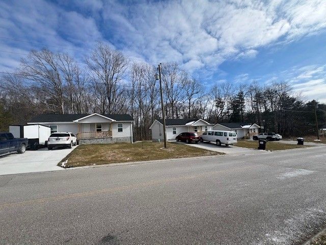225 Iris Ln, Crossville, TN 38555