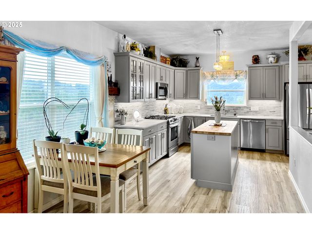 220 Ne SPRING Ave, Depoe Bay, OR 97341