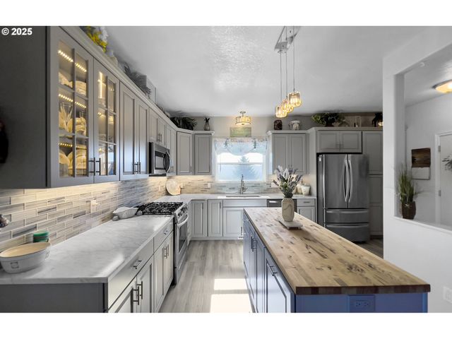 220 Ne SPRING Ave, Depoe Bay, OR 97341