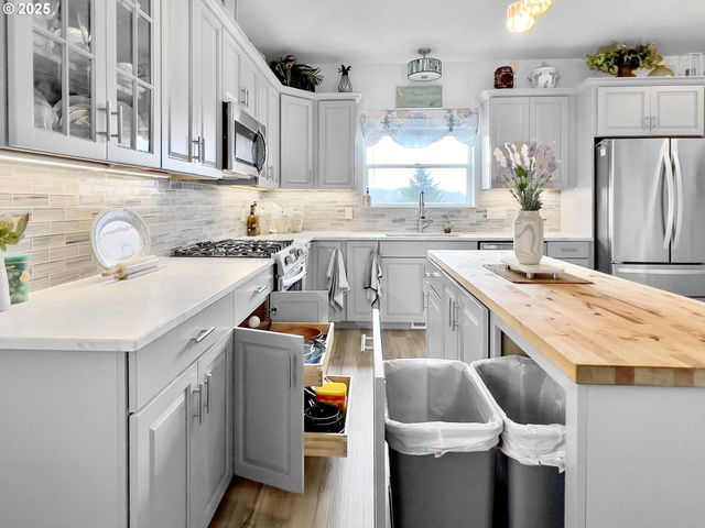 220 Ne SPRING Ave, Depoe Bay, OR 97341