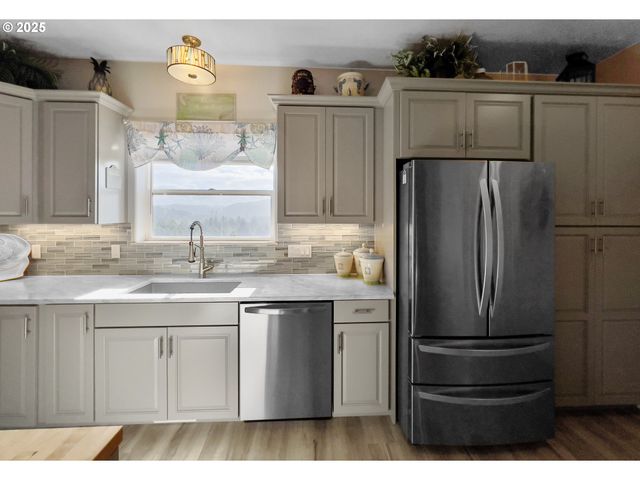 220 Ne SPRING Ave, Depoe Bay, OR 97341