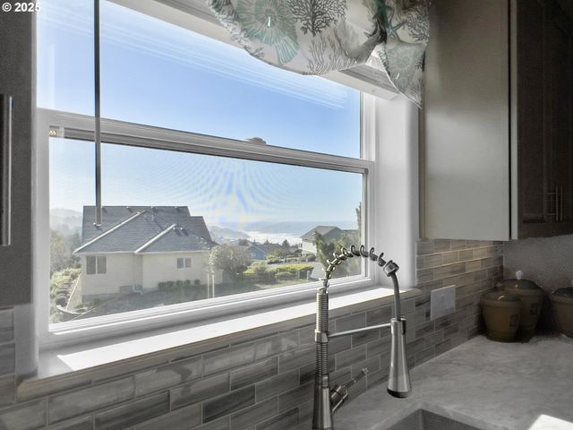 220 Ne SPRING Ave, Depoe Bay, OR 97341