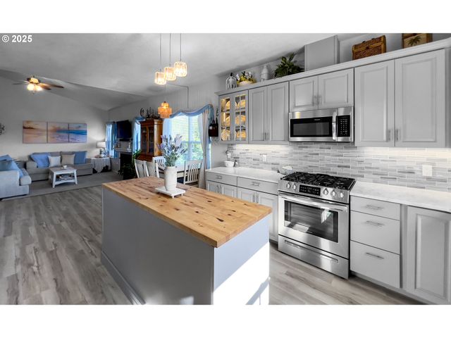 220 Ne SPRING Ave, Depoe Bay, OR 97341