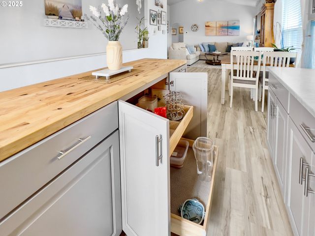 220 Ne SPRING Ave, Depoe Bay, OR 97341